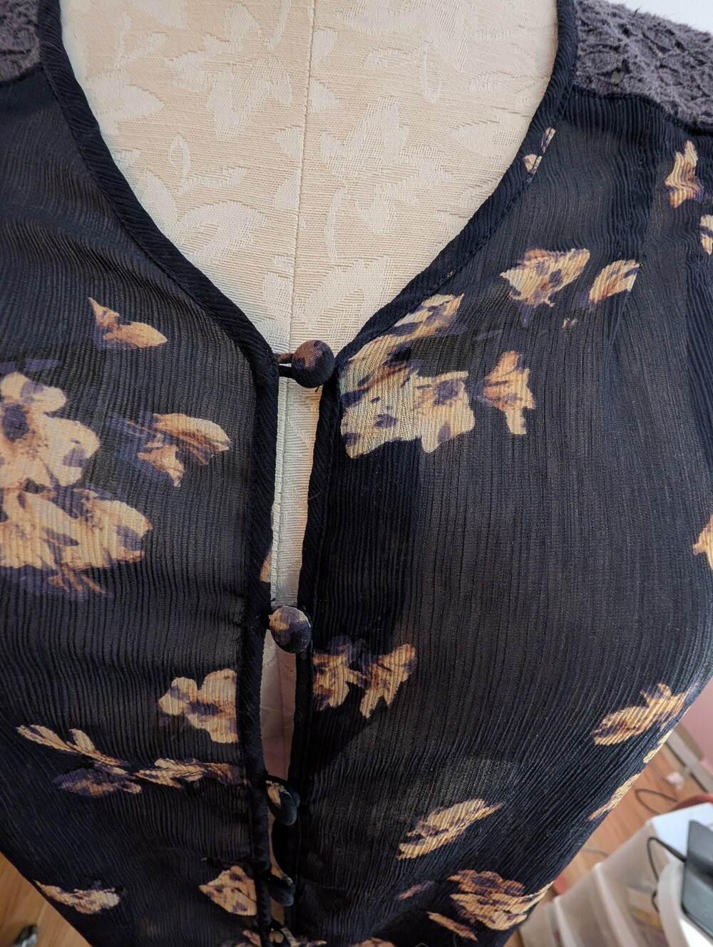 Liz Claiborne Navy Sheer Floral Button-Front Blouse Size 1X - Picture 2 of 8